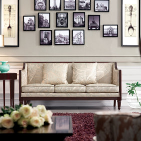 Oturma odasında bir kanepe üzerinde fotoğraf koleksiyonu