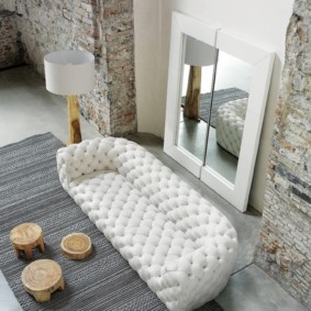 Balta minkšta sofa