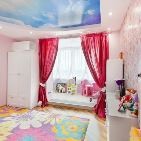 Růžová tapeta v dívčím pokoji