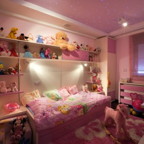 Soft toys on the shelves in the girls bedroom