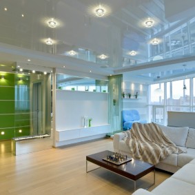 Salon spacieux avec plafond brillant