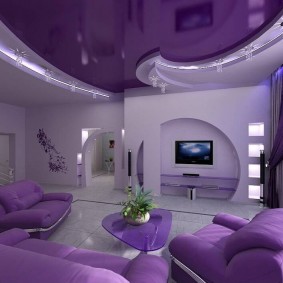 Plafond lilas dans un salon lumineux