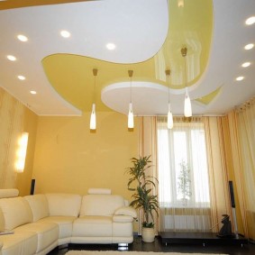 Plafond jaune dans le hall d'un appartement de deux pièces