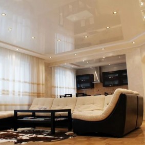 Melnbalts dīvāns modernā stilā