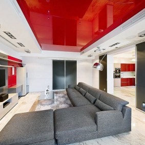 Plafond rouge dans un salon blanc