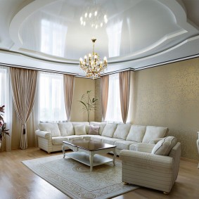 Salon classique avec lustre au plafond
