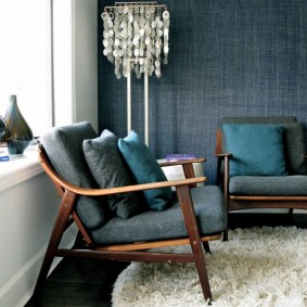Grey armchair sa isang kahoy na frame