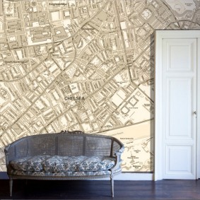 Wallpaper na may isang mapa ng lungsod sa dingding sa bulwagan