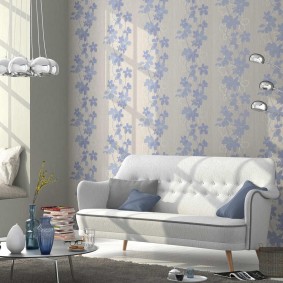 Room lighting with light-colored wallpaper