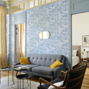 Papel de parede azul em uma sala com um teto alto