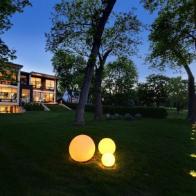 Ball-shaped lamps on the English lawn
