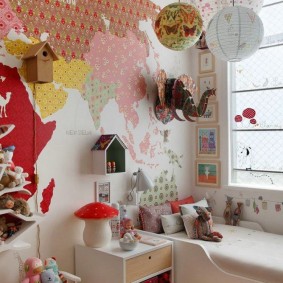 Çocuk odası duvarında Dünya Haritası