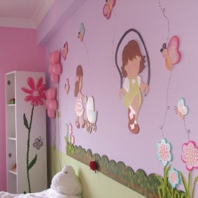 Mur rose avec fleurs et papillons