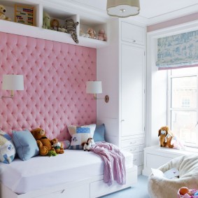 Tapițerie roz pe peretele camerei