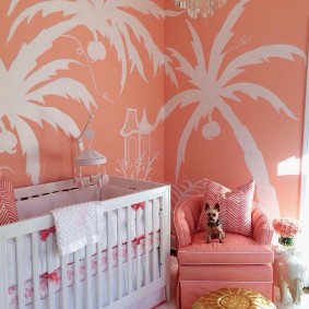 Images de palmiers sur un mur rose