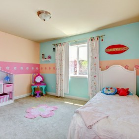 Pembe ve mavi iç bir çocuk odası