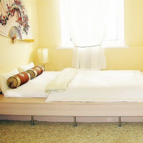 Alacsony ágy egy világos szobában