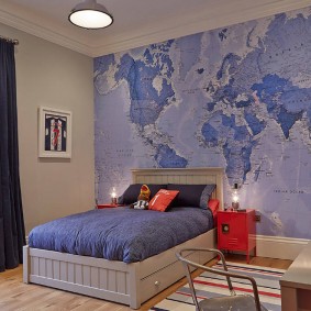 Mapa světa v dospívající místnosti