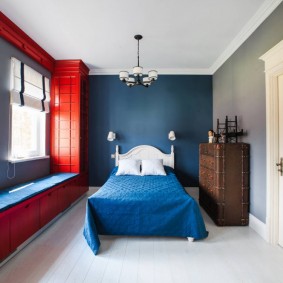 Peretele albastru în dormitorul unui băiat