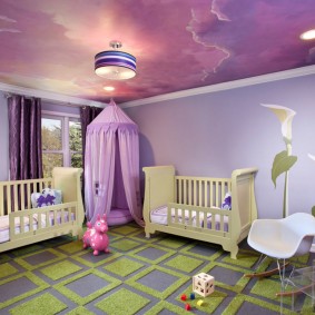 Özel bir evde bir odada bebek karyolası