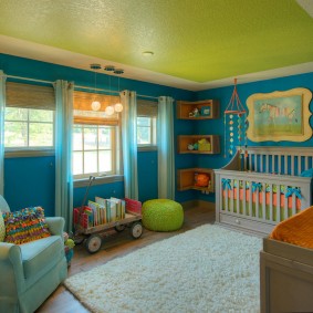 Çocuk odasında yeşil tavan