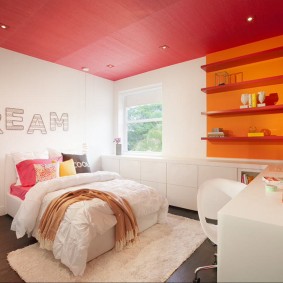 Beyaz duvarları olan bir odada kırmızı tavan