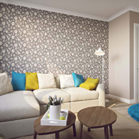 Papel pintado gris claro en una sala de estar rectangular