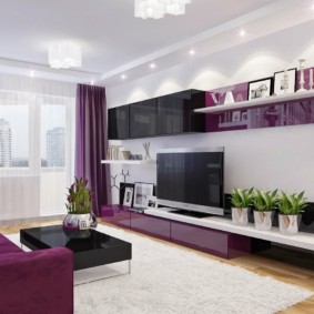 Fialová farba v interiéri obývacej izby