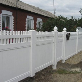 Beyaz çit posta kutusu