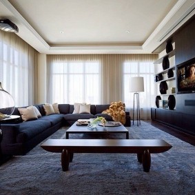 Sofa yang luas di sudut ruang tamu