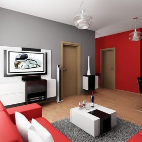 Soggiorno grigio-rosso in un appartamento di casa a pannelli
