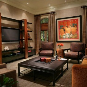 Muebles con estilo en la sala de estar de una casa privada.