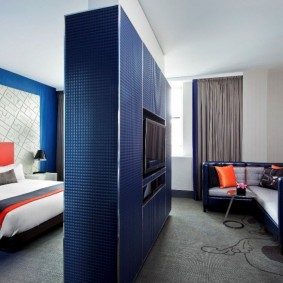 Modrý šatník medzi spálňou a obývacou izbou