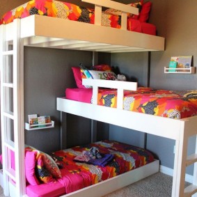 Zona de dormit într-o cameră pentru trei copii