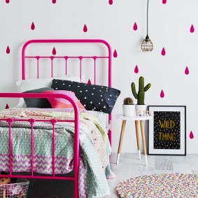 Růžová postel na kovovém rámu