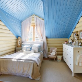 Modrý strop podkrovní místnosti