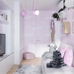 Úzká růžová místnost