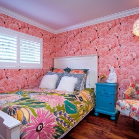 Roze behang in de slaapkamer van een woonhuis