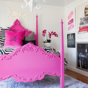Růžová postel pro dospívající dívky