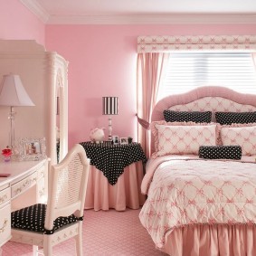 Điểm nhấn màu xám trong phòng ngủ màu hồng