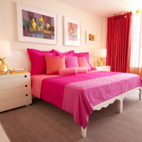 Vörös függönyök és rózsaszín ágytakaró