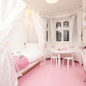 Roze vloer in een kleine slaapkamer