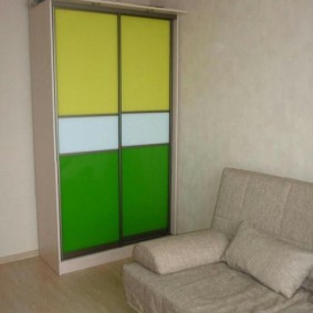 Žluto-zelené šatní dveře