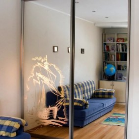 Zila dīvāna atspoguļojums spoguļattēla skapja durvīs