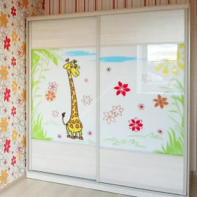 Uz kabineta durvīm uzlīme ar žirafi