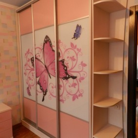 Tricuspid szekrény egy kislány szobájában