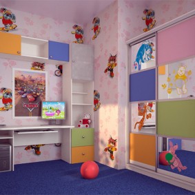 Modrý koberec v dětské ložnici