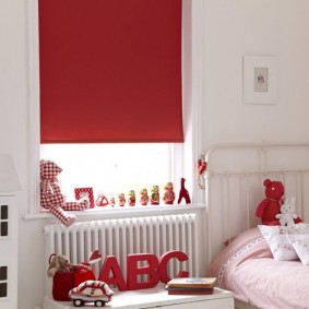 Roller blind with red cloth