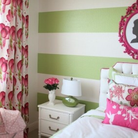 Green stripes on the bedroom wall