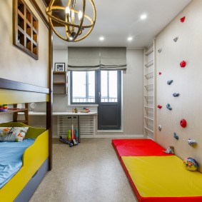 Covoraș roșu-galben pe podeaua camerei copiilor